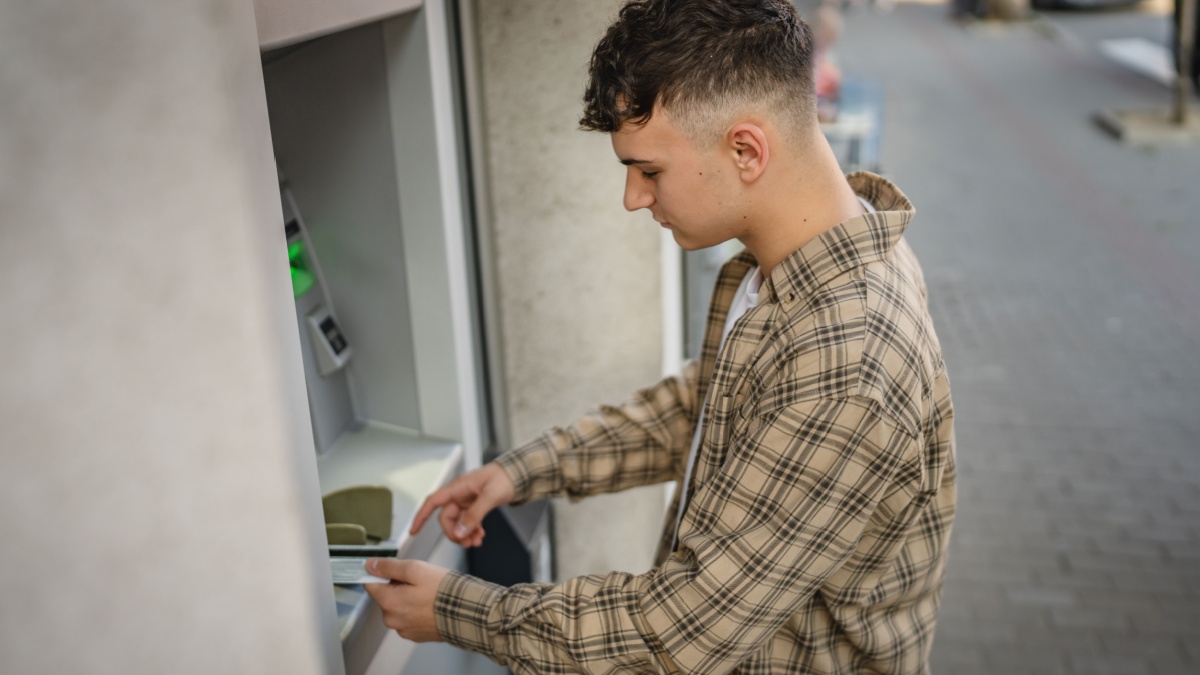 Teenager al bancomat con carta prepagata